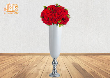 گلدان های عروسی دارای گلدان های کف پایه نقره ای و گلدان عروسی